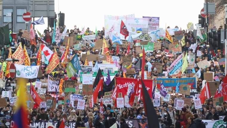 Glasgow s'ompli de milers de joves per a exigir justícia climàtica i racial