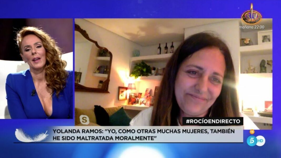 Yolanda Ramos parlant amb Rocío Carrasco per videotrucada a 'Sálvame'