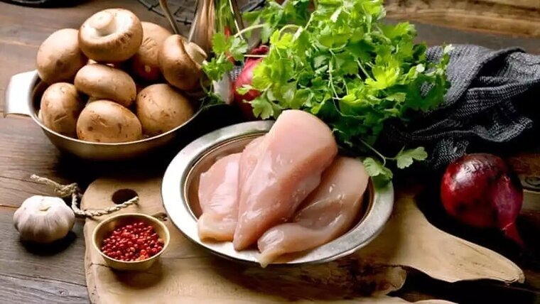 El pollastre i els bolets són alguns dels aliments que no s'han de netejar