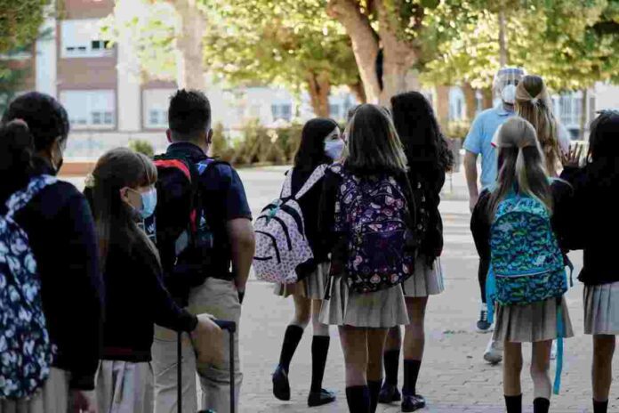 Un grup d'alumnes fent cua per entrar a l'escola
