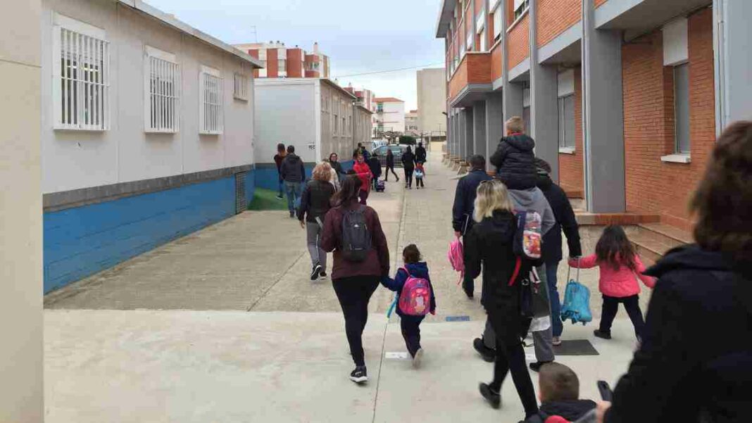 Imatge de l'Escola Mestral, amb els actuals mòduls prefabricats