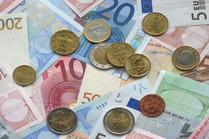 Imatge amb diversos bitllets i monedes d'euro