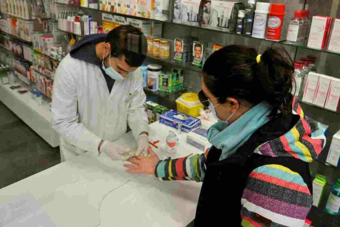 Un farmacèutic realitzant la prova serològica de la Covid Un farmacèutic realitzant la prova serològica de la Covid