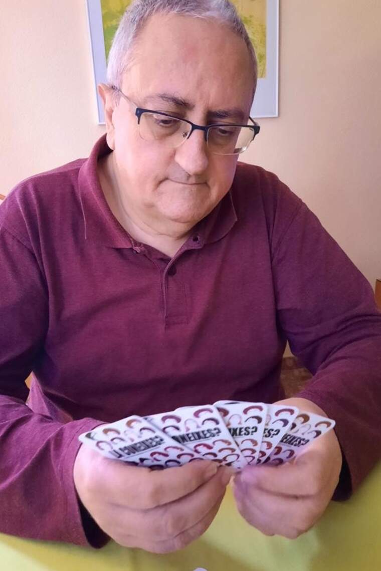 Enric Ramiro amb la baralla de cartes | Enric Ramiro