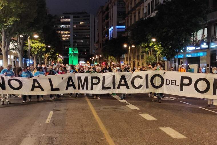 Milers de persones clamen contra l'ampliació del port de València