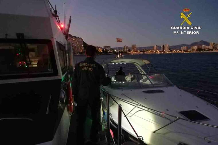Els agents han desmantellat dos festes clandestines en dos embarcacions