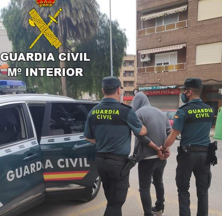 Dos guardias civils amb un detingut d'esquenes