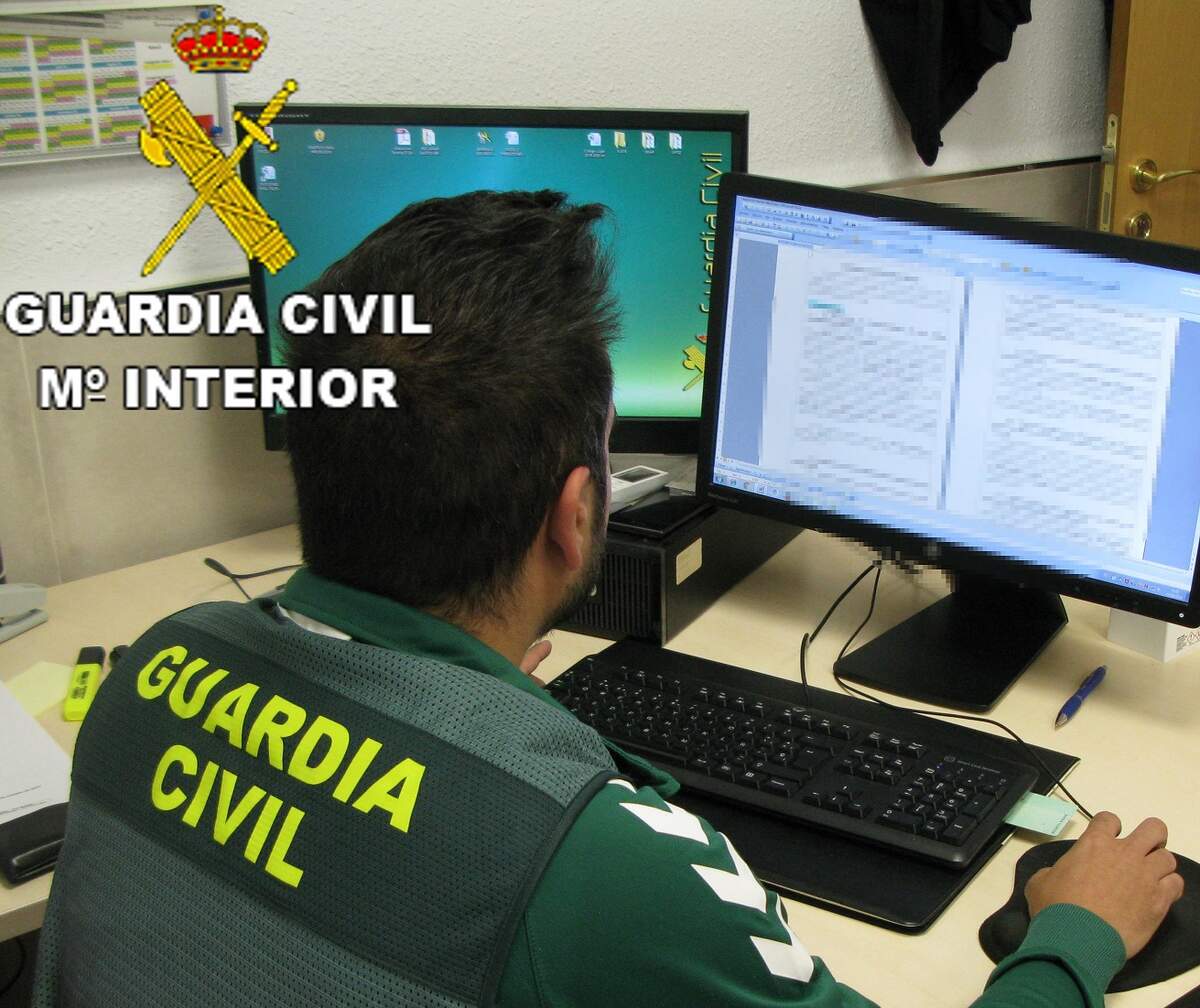 Guàrdia Civil mirant proves en un ordinador