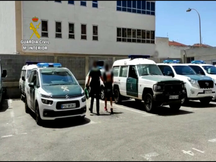 Cotxes de la Guàrdia CIvil amb un detingut