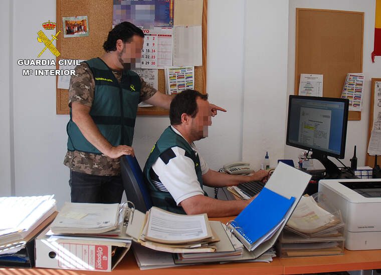 Dos Guardias Civils davant d'un ordenador a una investigació