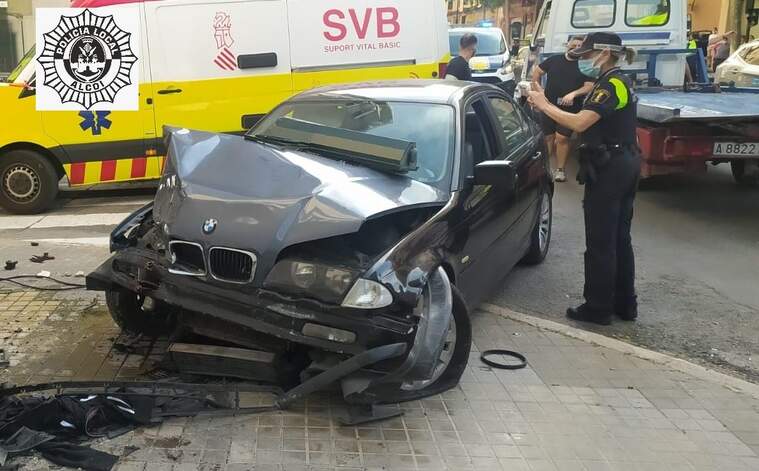 Cotxe destrossat en un accident de trànsit a Alcoi