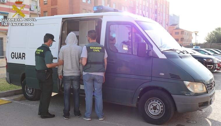 Dos guàrdies civils introduint en un furgó a un detingut