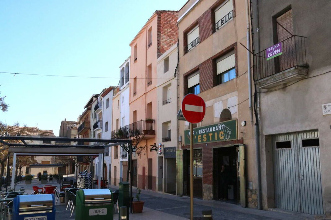 Imatge d'una casa amb un cartell de lloguer i/o venda, a la dreta de la imatge, a l'Espluga de Francolí