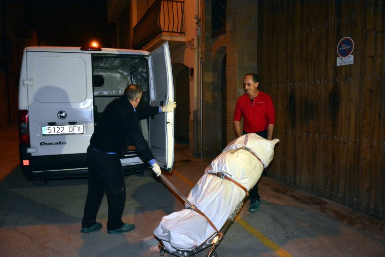 Treballadors de la funerària s'enduen el cadàver de l'home aparegut mort amb signes de criminalitat a Artesa de Segre