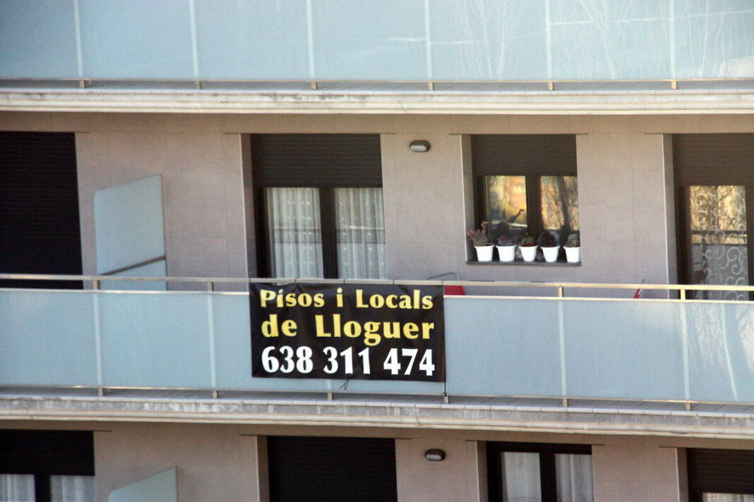 Imatge d'un cartell de lloguer en un edifici