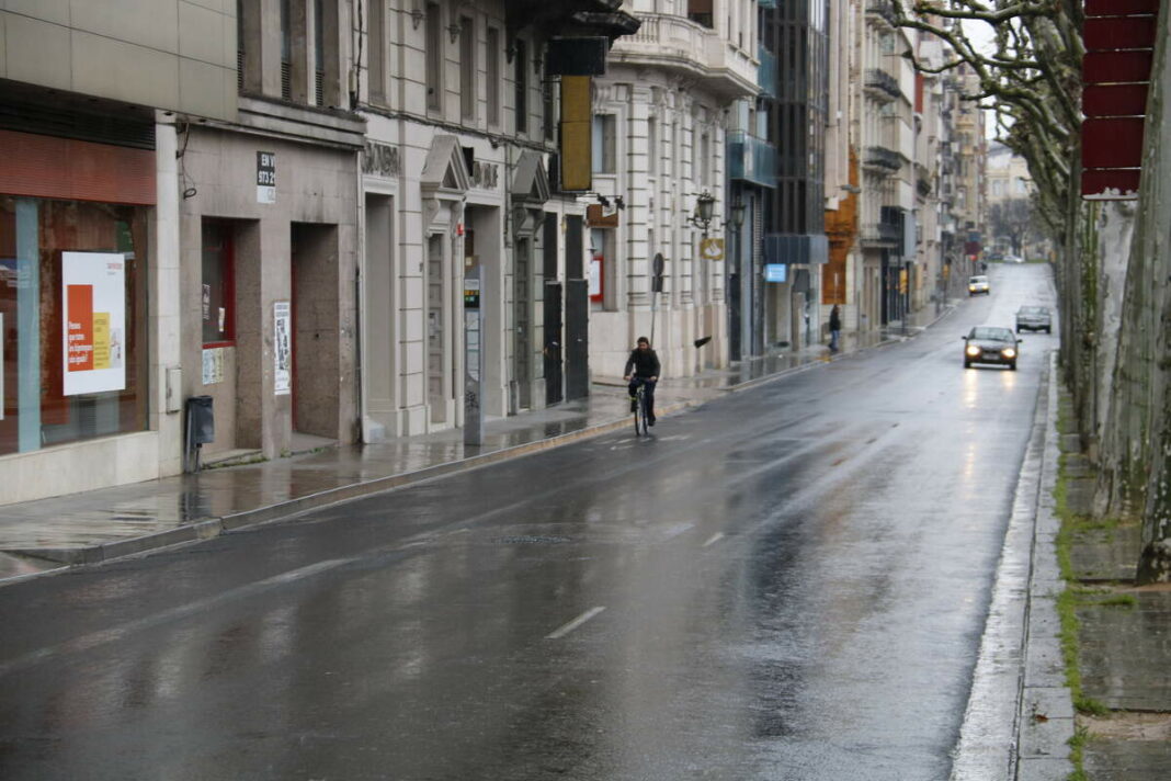Poc trànsit tot i la pluja a la ciutat de Lleida en el primer dia laborable de l'estat d'alarma