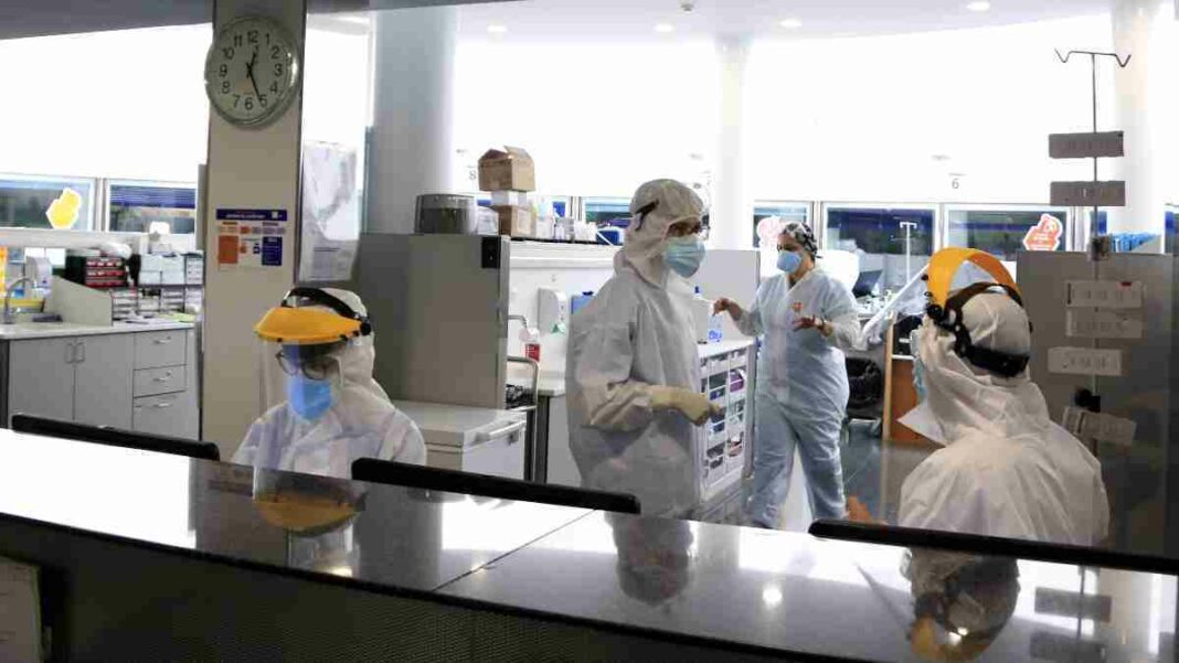 Imatge de professionals sanitaris treballant en una unitat d'UCI de l'Hospital del Mar