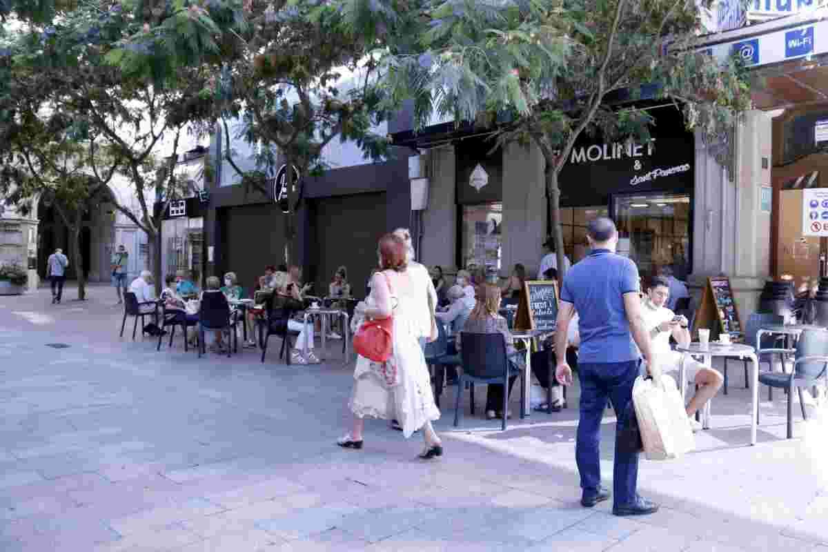 Les terrasses obren a Lleida des de primera hora mentre la majoria de comerços segueixen amb cita prèvia
