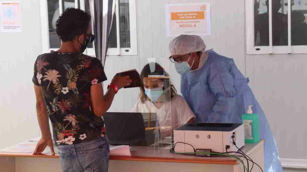 Degoteig de persones per fer-se les proves PCR en la segona jornada de cribratge massiu a Reus