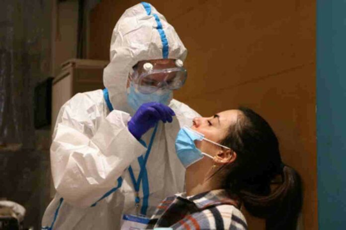 El risc de rebrot baixa a 203 (-13), l'Rt puja una centèsima a 0,77 i hi ha 37 ingressats més als hospitals (1.692) El risc de rebrot baixa a 203 (-13), l'Rt puja una centèsima a 0,77 i hi ha 37 ingressats més als hospitals (1.692)