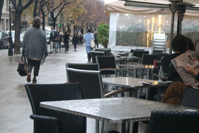 El Govern permet als bars i restaurants oferir servei a taula fins a les cinc de la tarda