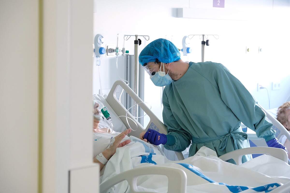 Un professional sanitari atén un pacient a l'espai polivalent de l'Hospital de Bellvitge