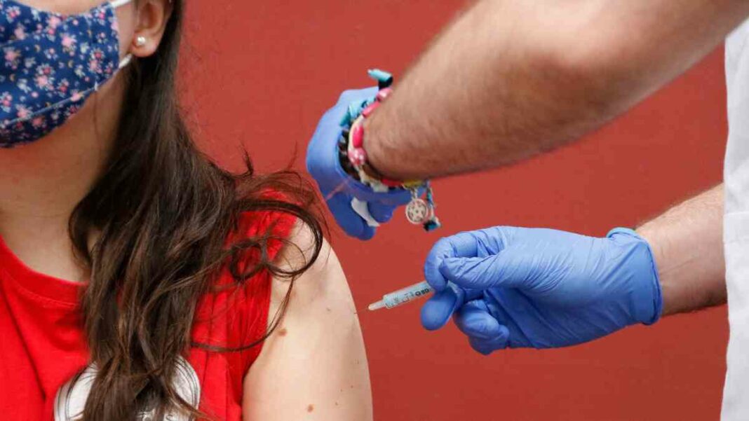 Imatge d'una dona rebent la vacuna al Palau Firal de Manresa. Imatge de l'1 de març del 2021