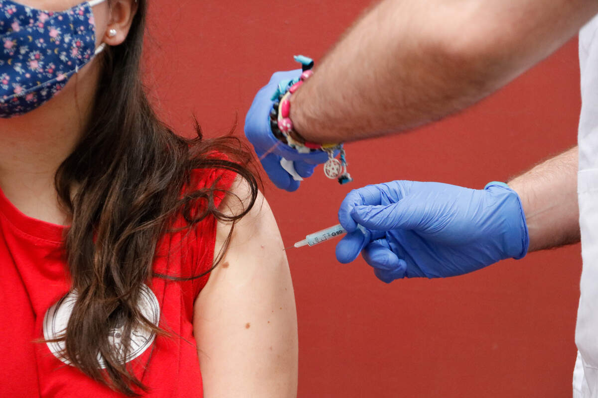 Imatge d'una dona rebent la vacuna al Palau Firal de Manresa. Imatge de l'1 de març del 2021