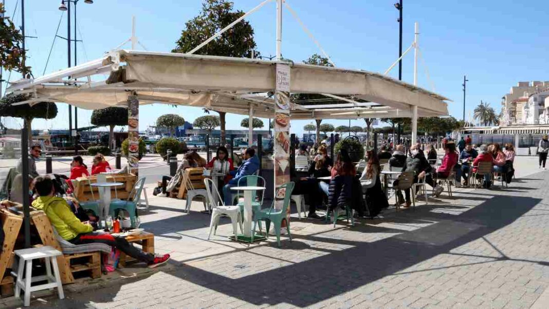 Imatge de persones assegudes a les terrasses dels bars del passeig marítim de Cambrils