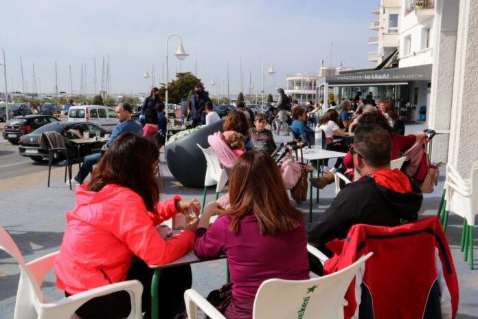 Pla general de persones consumint en una terrassa d'un bar de la zona marítima de l'Ampolla aquesta Setmana Santa (03/04/2021) Pla general de persones consumint en una terrassa d'un bar de la zona marítima de l'Ampolla aquesta Setmana Santa (03/04/2021)