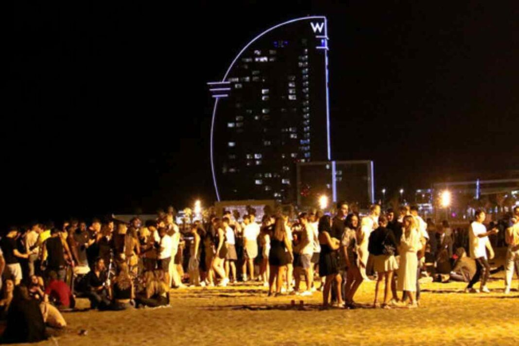 La Guàrdia Urbana i els Mossos escombren de gent la platja de la Barceloneta la primera nit de toc de queda