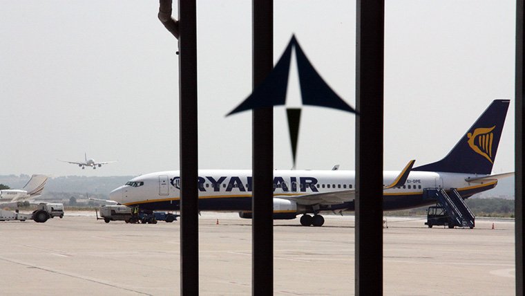 Un avió de Ryanair, vist des de l'interior de la terminal de sortides de l'Aeroport de Reus.