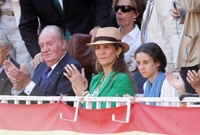 Don Juan Carlos junto a su hija la infanta Elena y su nieta Victoria Federica
