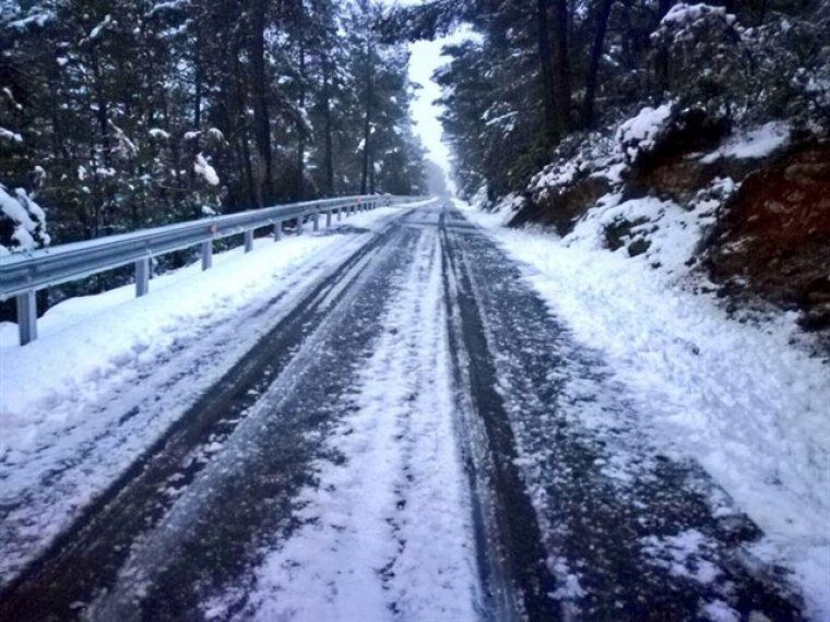 Imatge de la neu per la carretera