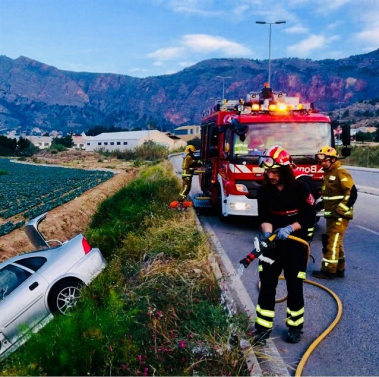 Imatge dels bombers rescatant al conductor