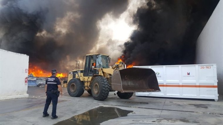 Imatge de l'incendi de l'exterior de la nau a Alboraia