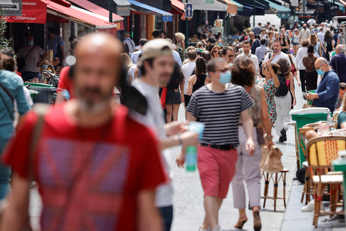 Pla general d'un carrer a París, França, el dia que queia l'obligació de portar mascareta a l'aire lliure, el dia 17 de juny de 2021