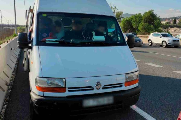Una de les furgonetes denunciades excedia el màxim de passatgers permesos a la cabina i transportava dues persones a la zona de càrrega. Una de les furgonetes denunciades excedia el màxim de passatgers permesos a la cabina i transportava dues persones a la zona de càrrega.