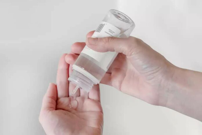 Imatge d'una persona aplicant-se gel hidroalcohòlic a les mans