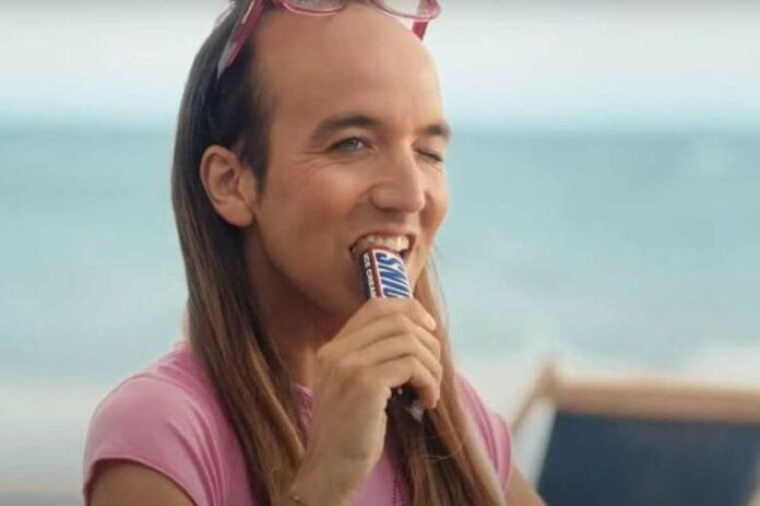 Aless Gibaja en una imatge del polèmic anunci d'Snickers que ha sigut retirat