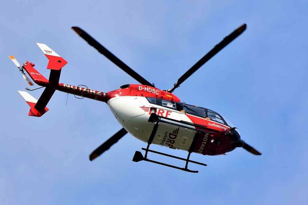 Los dos ocupantes del helicóptero habrían muerto en el interior