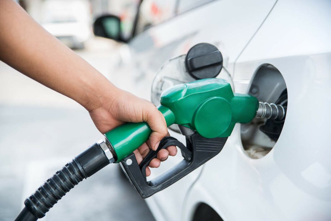 El preu del petroli cau a mínims històrics i tanca en negatiu per primer cop per la crisi del coronavirus