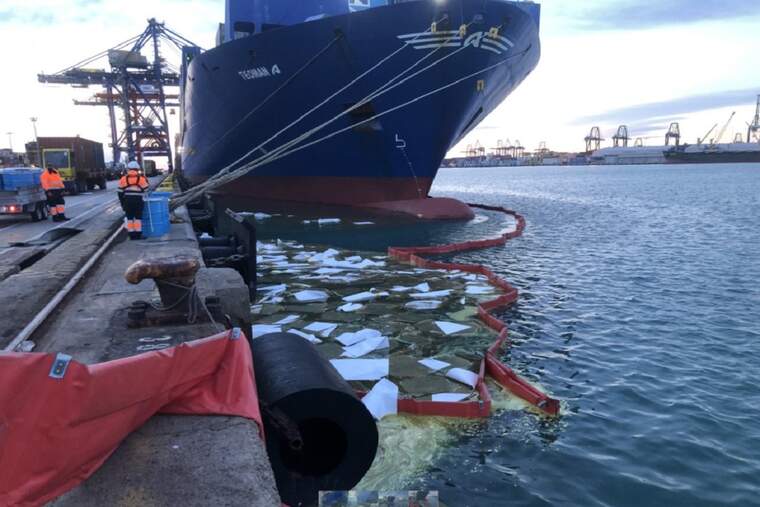 El contenidor d'un vaixell provoca un vessament d'oli en el Port de València