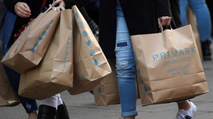 Imatge d'arxiu amb bosses de compra de Primark