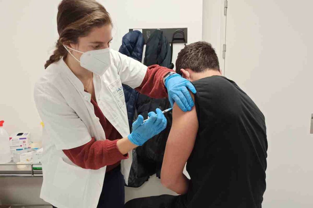 El Trueta comença a vacunar els voluntaris de la fase III del vaccí d'Hipra contra la covid-19