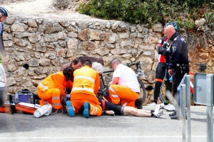 Imatge dels sanitaris intentant reanimar a l'home Imatge dels sanitaris intentant reanimar a l'home