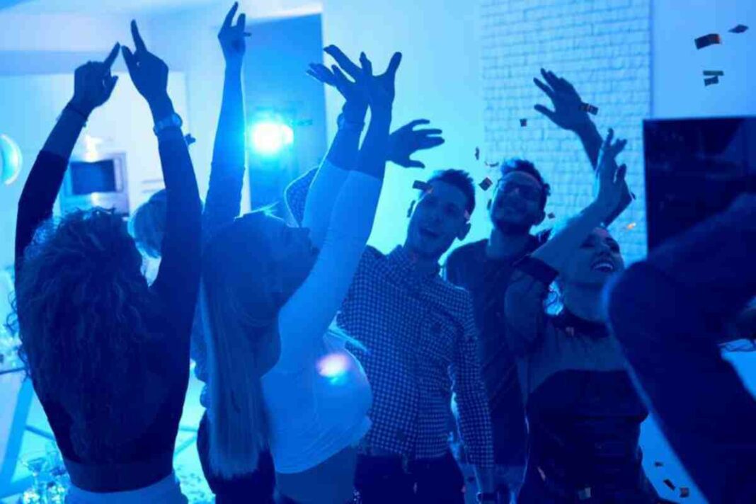 Grupos de jóvenes se juntan en fiestas para contagiarse del coronavirus