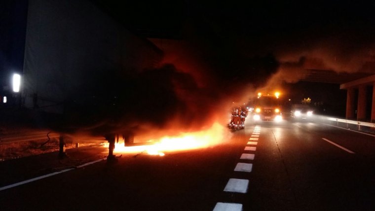 Incendi del camió a l'AP7 al seu pas per Castelló