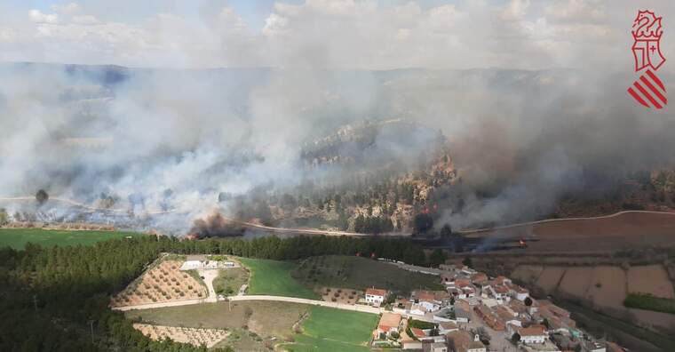L'incendi està cremant una nombrosa superfície de massa forestal