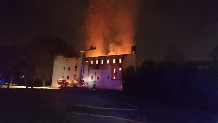 Imatge de l'incendi al Molí de Martinet de Paterna.